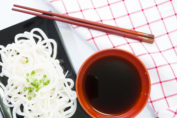 Giapponese udon bianco tagliatella in ciotola nera — Foto Stock