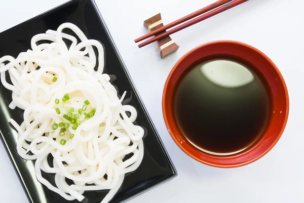 Fideos udon blancos japoneses en tazón negro —  Fotos de Stock