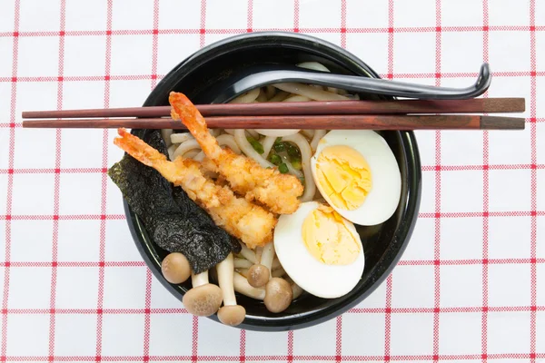 Japanse witte udon noedels in zwarte kom — Stockfoto