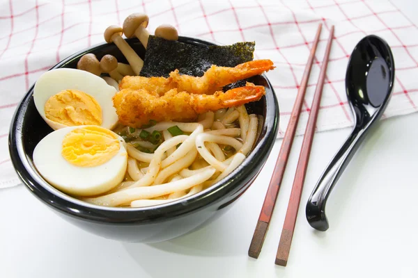 Japanse witte udon noedels in zwarte kom — Stockfoto