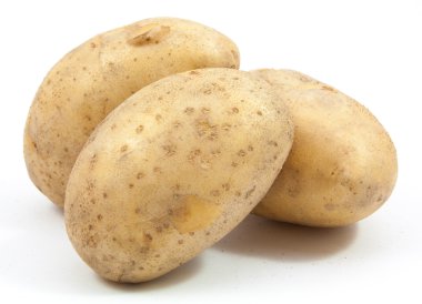 Patatesler beyaz arkaplanda izole