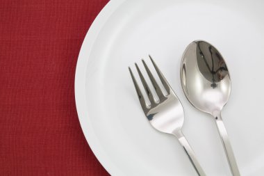 Çatal ve bıçakla kaplanmış. 