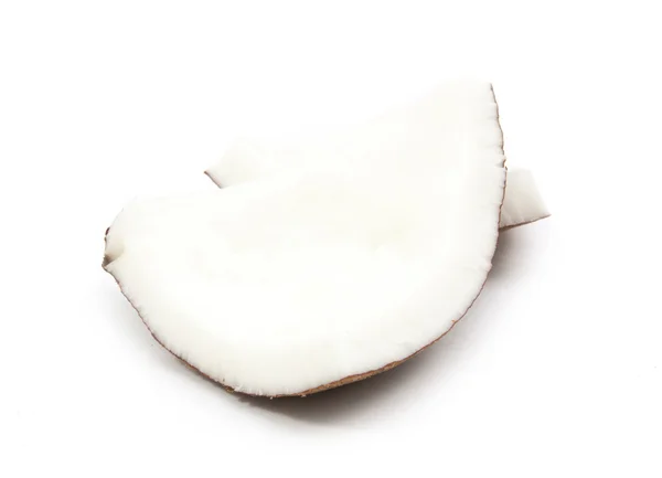 Изолированные кусочки кокоса — стоковое фото
