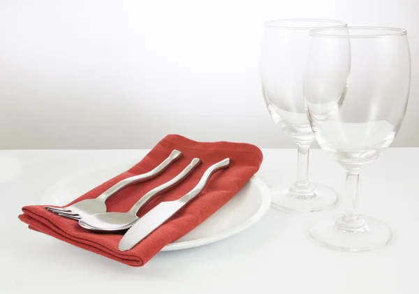 Tenedor y cuchillo y copas de vino — Foto de Stock