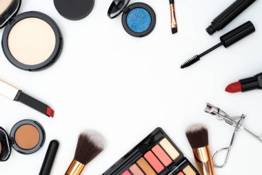 Dekoratif kozmetiği beyaz arkaplanda metin alanı ile ayarla