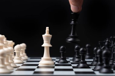 El işadamı satranç tahtasında satranç oynuyor.