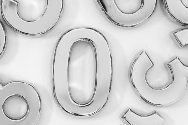 Matematik konsepti için masaya dağılmış gümüş sayılar