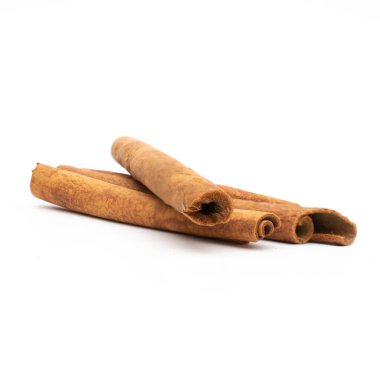 Tarçın çubukları beyaz arkaplanda izole