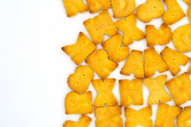 beyaz arkaplanda bisküvi krakeri abc harf alfabesi