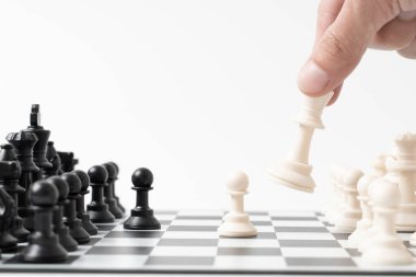 El işadamı satranç tahtasında satranç oynuyor.