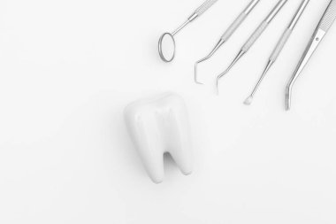 Beyaz arka planda diş bakımı seti modeli