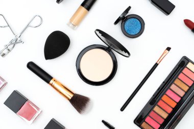Dekoratif kozmetikleri beyaza ayarla