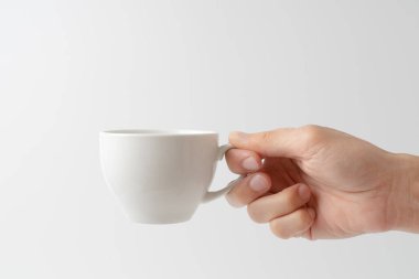 Beyaz arka planda el ele tutuşmalar.