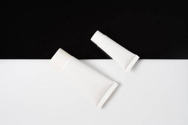 Beyaz gerçekçi kozmetik tüpleri arkada ve beyaz