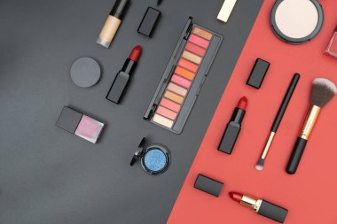 Dekoratif kozmetiği siyah ve kırmızı arkaplana ayarla