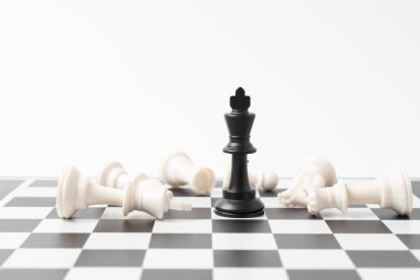 Satranç tahtası arka planında kazanan satranç