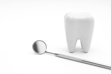 Beyaz arkaplanda model dişçi aracı ve ayna