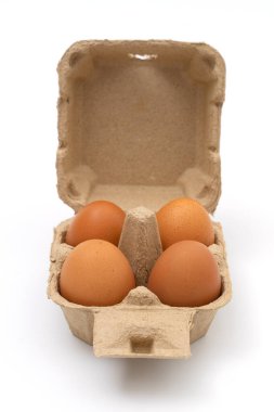 Sarı arka planda kahverengi yumurta kutusu aç