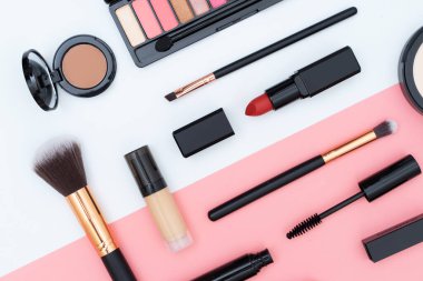 dekoratif kozmetik ürünlerini pembe ve beyaz üzerine yerleştir