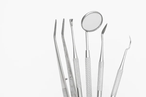 Metal tıbbi ekipman araçlarını beyaz arkaplana yerleştir