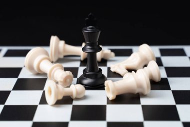 Satranç tahtası arka planında kazanan satranç