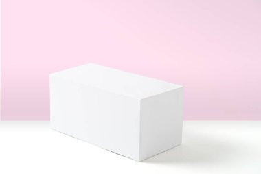 Beyaz arkaplanda küp şablon stüdyo sahnesi