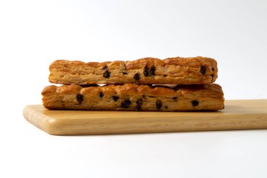 Beyaz arka planda çikolatalı ekmek