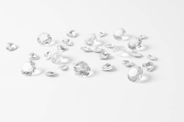 Beyaz arkaplanda izole edilmiş elmaslar