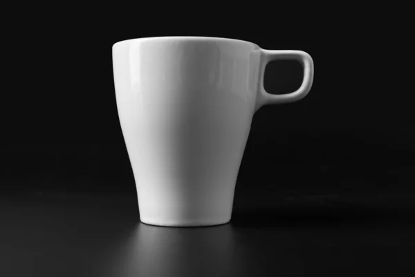 Taza Cerámica Blanca Aislada Sobre Fondo Negro — Foto de Stock