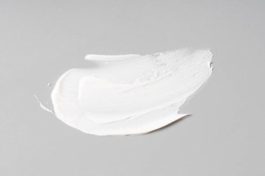 Beyaz arkaplanda beyaz kozmetik yüz kremi dokusu