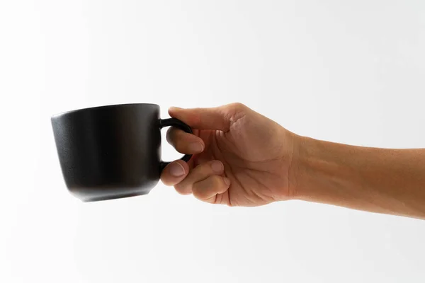 Hand Hält Schwarze Tasse Kaffee Auf Weißem Hintergrund — Stockfoto