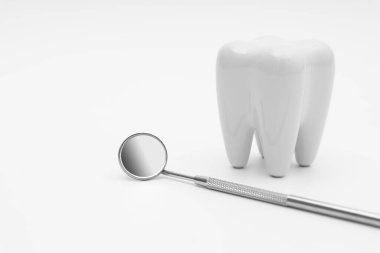 Beyaz arkaplanda model dişçi aracı ve ayna