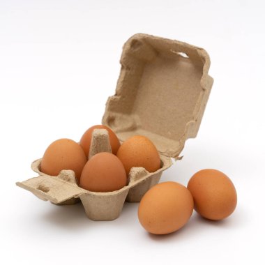 Sarı arka planda kahverengi yumurta kutusu aç