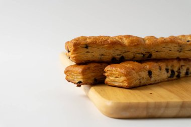 Beyaz arka planda çikolatalı ekmek