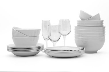 Temiz tabak bardaklarını beyaz arka plana yerleştir