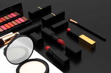 Dekoratif kozmetikleri beyaz ve siyah üzerine yerleştir