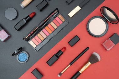 Dekoratif kozmetiği siyah ve kırmızı arkaplana ayarla