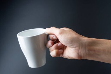 Siyah arka planda el ele tutuşmalar.