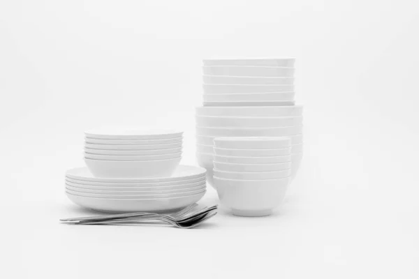Set Platos Limpios Vasos Sobre Fondo Blanco — Foto de Stock