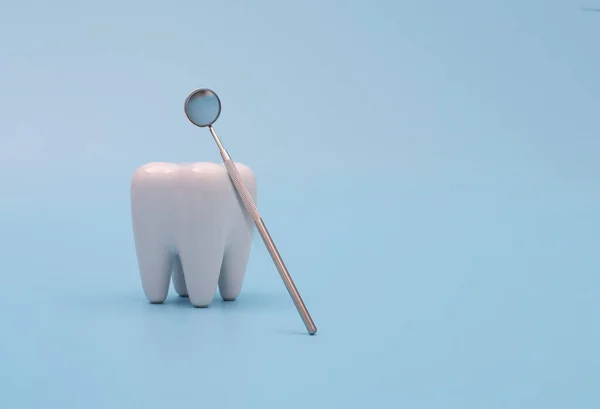 蓝色背景的牙模和牙医工具 — 图库照片