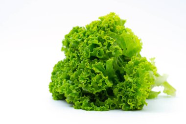 Beyaz arkaplanda taze marul