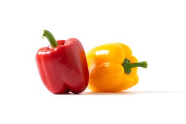 Kırmızı dolma biberler beyaz arkaplanda izole edilmiş