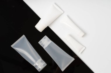 Beyaz gerçekçi kozmetik tüpleri arkada ve beyaz