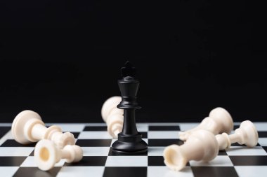 Satranç tahtası arka planında kazanan satranç