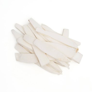 Kurumuş Çin yer elması beyazın üzerinde izole edilmiş.