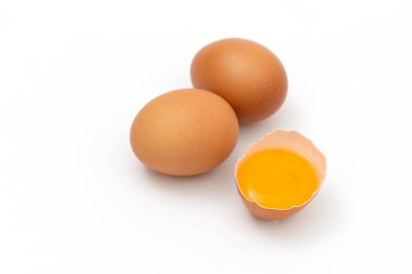 Beyaz arkaplanda izole edilmiş tavuk yumurtası