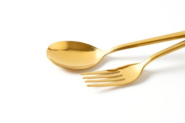 Altın kaşık ve çatal beyaz arkaplanda izole