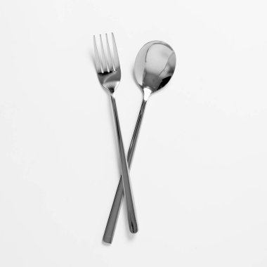 Gümüş kaşık ve çatal beyaz arkaplanda izole