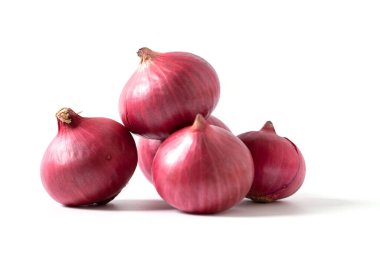 Beyaz arkaplanda kırmızı soğan izole edildi