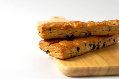 Beyaz arka planda çikolatalı ekmek